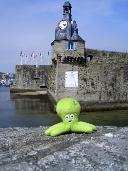 034 - Pupuce devant la ville close de Concarneau