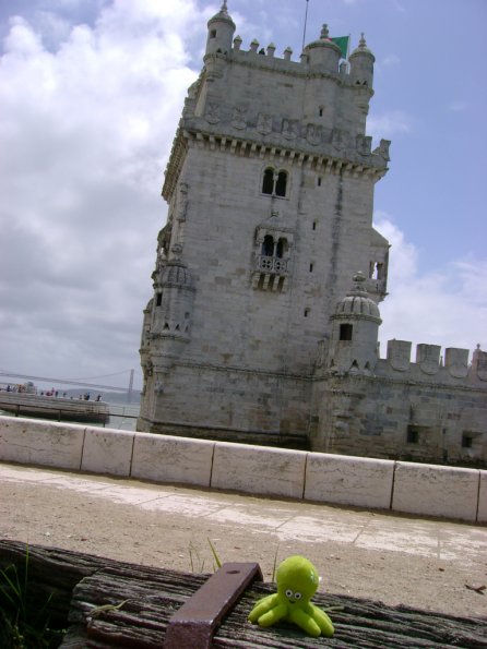 066 - Pupuce devant la Tour Belem (au Portugal)