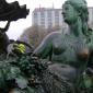 157 - Pupuce pose avec une statue
